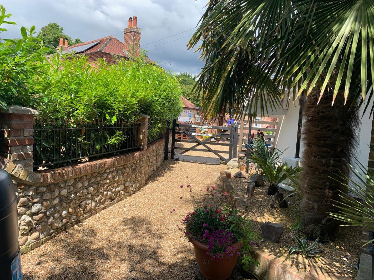 Hunston Mill Self Catering Dog Stay For Free Chichester Exterior foto